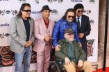 Alfombra roja de la presentación de ¿Cómo fui a enamorarme de ti?, protagonizada por Los Bukis, acompañados por el director de la cinta Sergio Olhovich.