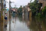 El agua ingresó a sus viviendas y la fuerza de la corriente puso en riesgo la vida de sus habitantes, quienes vivieron momentos de angustia al intentar ponerse a salvo.