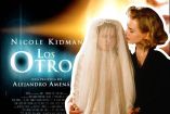 Nicole Kidman junto a una figura cubierta con un velo blanco, frente al cartel de Los otros, película de terror de 2001.