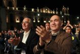Enrique Galindo Ceballos, presidente Municipal del capital, acompañado de Daniel García De la Llera, secretario de Cultura municipal, durante el festejo de la fundación de San Luis Potosí en su 429 aniversario