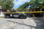 Un hombre de 43 años fue asesinado a balazos afuera de su casa ubicada en la colonia Hidalgo, en Monterrey; su pareja intentó que recibiera atención médica, pero el sujeto en camino al hospital