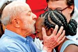 Lula da Silva dando un beso en la frente a Ana Elisa Santos.