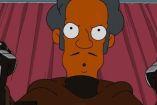 Apu Nahasapeemapetilon aparece sin casco, con túnica marrón y expresión de sorpresa durante su regreso a Los Simpson.
