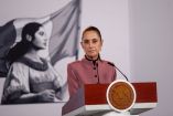 La Presidenta de México, Claudia Sheinbaum, vistiendo un saco rosa, habla desde un podio que porta el escudo de los Estados Unidos Mexicanos durante una conferencia matutina, con un mural con la bandera mexicana de fondo.