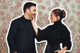 Jennifer Lopez acaricia el rostro de Brett Goldstein en un montaje con corazones rosas sobre su supuesto romance.