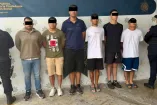 La víctima, quien presentaba lesiones en el abdomen, región lumbar y rodillas, no ha sido identificada oficialmente por las autoridades.