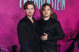 Dylan y Cole Sprouse en la alfombra roja de Frankestein