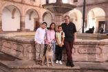 El director Rodrigo Plá, junto con los niños actores y la perrita Moira.