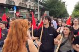 Docentes y estudiantes marcharon en Atenas para exigir mejores condiciones de vivienda, mayor inversión educativa y acciones contra el encarecimiento de la vida en Grecia.