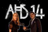 Sarah Paulson y Evan Peters aparecen frente al anuncio de AHS 14, nueva temporada de American Horror Story.