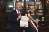Presidenta Claudia Sheinbaum con banda presidencial recibe cartas credenciales del embajador de Estados Unidos mostrando un documento firmado por Donald Trump.
