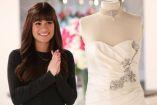 Lea Michele como Rachel Berry en Glee, sonriente junto a un vestido de novia blanco con pedrería y collar de perlas.