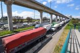 Las familias con seres queridos desaparecidos mantienen cerrado el paso en los carriles con dirección a la Ciudad de México.