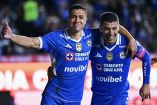 Montaño y Lira festejan el gol de la victoria ante Pachuca