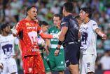 Keylor Navas reclama el segundo penal en contra de los Pumas.