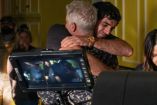 Jacob Elordi y Eric Dane abrazándose durante el rodaje de Euphoria, con un monitor de grabación en primer plano.