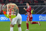 Hormiga González recibió el cariño de la afición del Olympiacos.