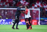 Sebastián Abreu entra a la cancha para reclamar al árbitro en el Toluca vs Xolos