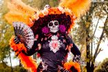 Mujer disfrazada de catrina Día de Muertos.