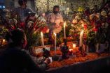 Habitantes de Tláhuac continúan con la tradicional velada de Día de Muertos en el panteón de Mixquic