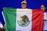 Aficionado de México sostiene con orgullo la Bandera nacional