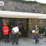 Equipos de emergencia e integrantes de la brigada de rescate animal, realizaron maniobras para capturar un mono que se escapó de una casa y se encontraba en la colonia Lomas de Chapultepec. / Foto: Cuartoscuro. 