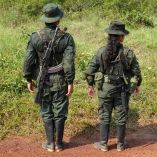 Guerrilleros del Estado Mayor Central (EMC), una facción de las FARC que rechazó el acuerdo de paz de 2016, vigilan un puesto de control en la carretera de Llanos del Yari, Colombia, el 12 de abril de 2024.