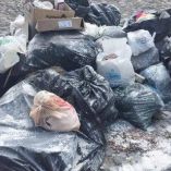 Para evitar la proliferación de moscas debido a los malos olores, los vecinos de la colonia han colocado cal sobre la basura. Foto: Abraham Acosta Martínez/ Corresponsal