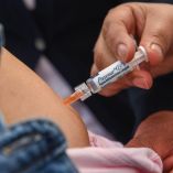 En caso de presentar síntomas de cualquier enfermedad respiratoria, se recomienda descansar, evitar salir de casa y usar cubrebocas