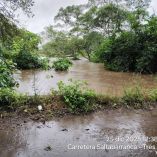 El episodio dejó al descubierto un patrón que se repite en la zona: desbordamientos súbitos, falta de información oficial y pobladores obligados a enfrentar la emergencia con sus propios medios.