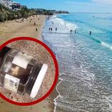 Policía científica trabaja en la playa de Mar de las Pampas tras hallar un frasco con restos humanos.