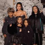 Kim Kardashian generó polémica al regalar un cachorro como obsequio navideño.