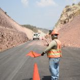 En esta actividad hay diversos roles, desde ayudantes generales hasta residentes generales de obra o directores generales de área.