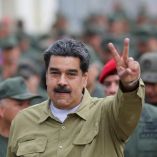 El presidente de Venezuela, Nicolás Maduro, hace un gesto durante una reunión con soldados en una base militar en Caracas, Venezuela.