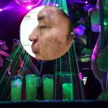 Tras el ataque, dos personas presuntamente relacionadas con el negocio subieron a la víctima a un taxi