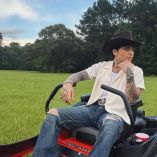 Christian Nodal sorprendió a sus seguidores al mostrar un drástico cambio de look para iniciar 2026.