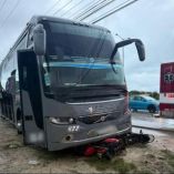 Se sabe que el operador del autobús habría intentado ganarles el paso, provocando la colisión.