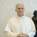 Papa León XIV en su oficina en El Vaticano