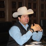 Álvaro Bustillos destacó la coordinación con autoridades federales para reforzar medidas contra el gusano barrenador del ganado en Chihuahua.