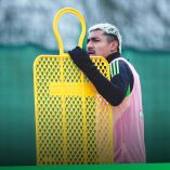 Julián Araujo podrá jugar el Playoff de la Europa League.