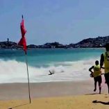 El equipo de salvavidas que se encontraba en ese momento rápido se lanzó al mar, enfrentando el fuerte oleaje hasta llegar con las personas.