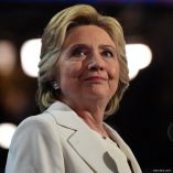 Hillary Clinton pidió que su declaración y la de Bill Clinton en el caso Epstein se realicen en una audiencia pública, acusando a republicanos de “juego político”.