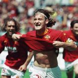 Totti jugó 619 partidos con el equipo romano y marcó 250 goles hasta su retiro en 2017