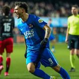 Troy Parrott celebra el gol que inició la remontada del AZ Alkmaar en el 2-1 sobre Excelsior