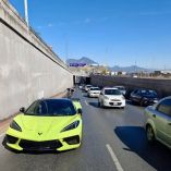 Imagen del Corvette sin gasolina en avenida Leones en Monterrey