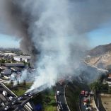 Veinticinco compañías de bomberos trabajaron en el enfriamiento del tanque para evitar otra explosión.