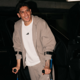 Edson Álvarez subió un posteo mostrando sus primeros pasos luego de su operación, aunque auxiliado con muletas.