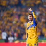 Andre-Pierre Gignac celebra en el Clásico Regio tras anotar en el minuto 90+1 y darle la victoria a Tigres.