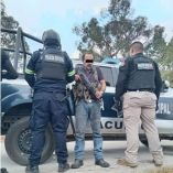 Al detenido le aseguraron un arma larga calibre 7.62 milímetros, así como cuatro cargadores con más de 100 cartuchos útiles