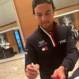 Checo dio un autógrafo en un billete de 500 pesos para darle humor a un fin de semana sin resultados en pistal